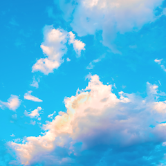 Logo de BlueSky: un cielo azul con varias nubes blancas